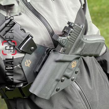 KUNDENFOTO - MIT OPTIONALEM ZUBEHÖR - BLACK TRIDENT® - GLOCK 19 - OWB HOLSTER - "THOR" - SCHWARZ